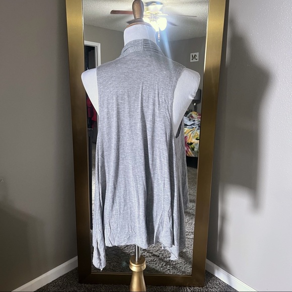 Gray sleeveless cardigan - Picture 3 of 4